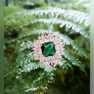 Elegant Green and Silver Women's Ring